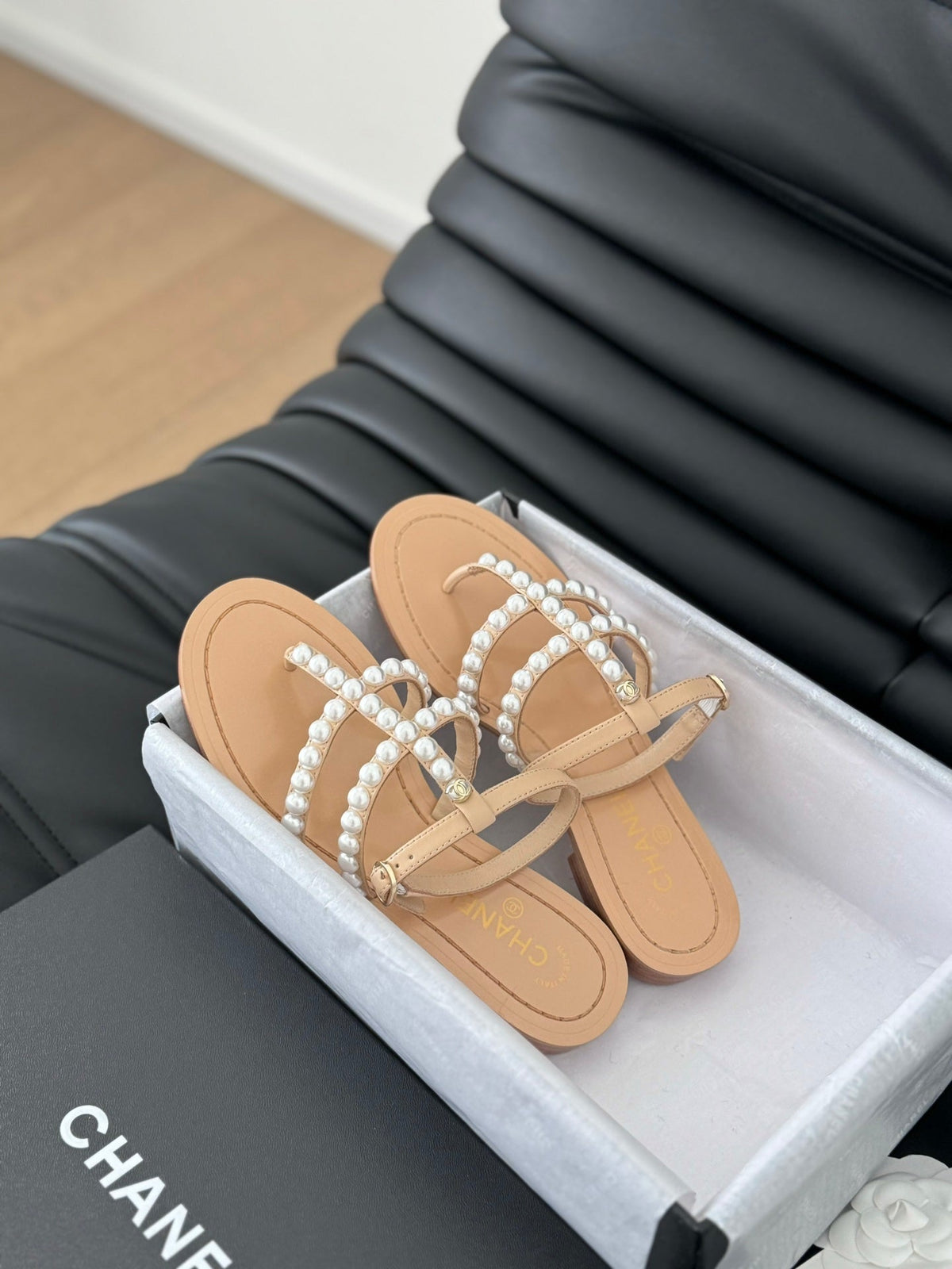 MULE SLIPPERS WITH PEARL CHAIN IN BEIGE CREAM LAMBSKIN