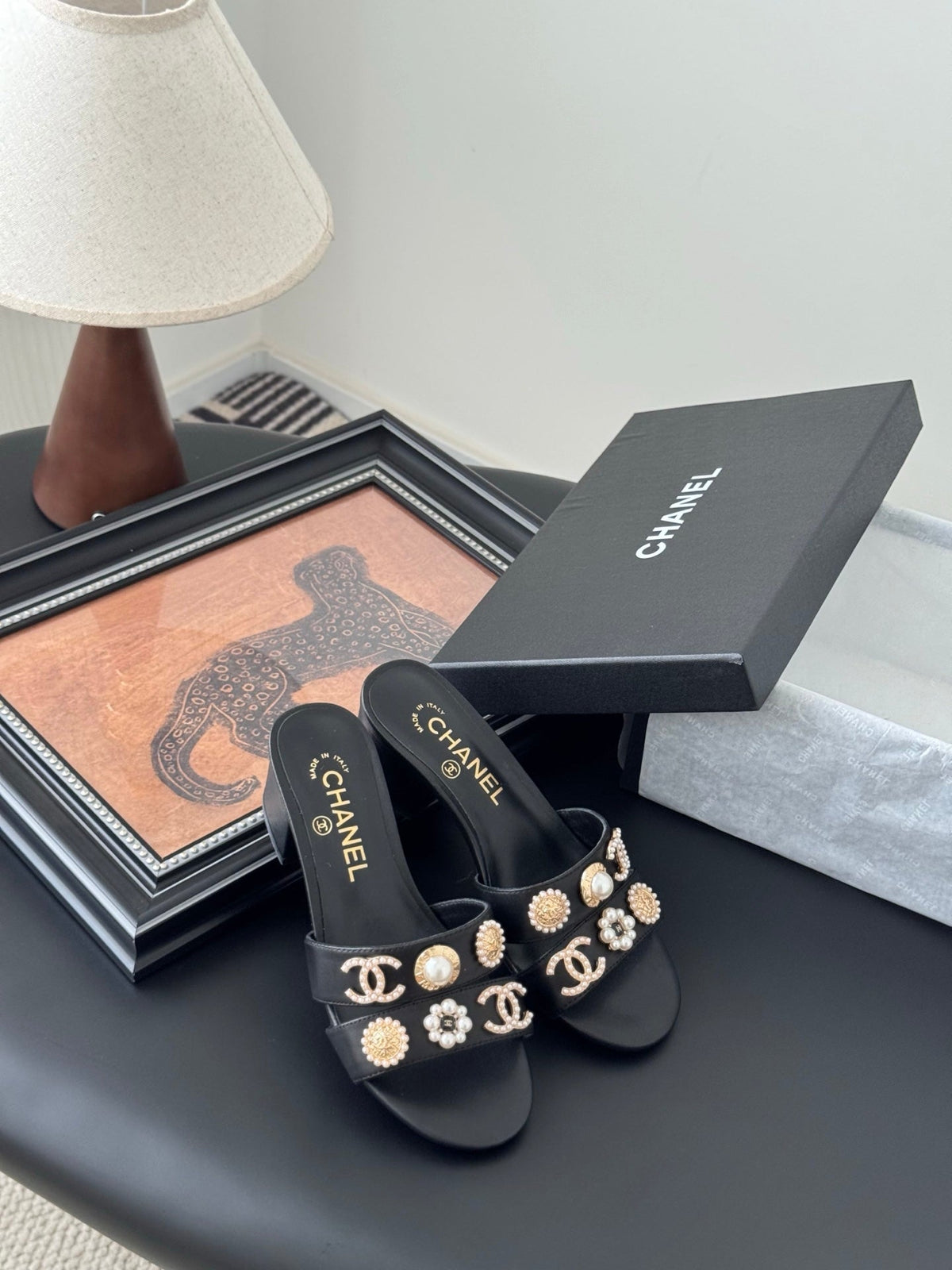 MULE SLIDE SANDALS IN BLACK LAMBSKIN WITH LOGO STICKER DETAIL