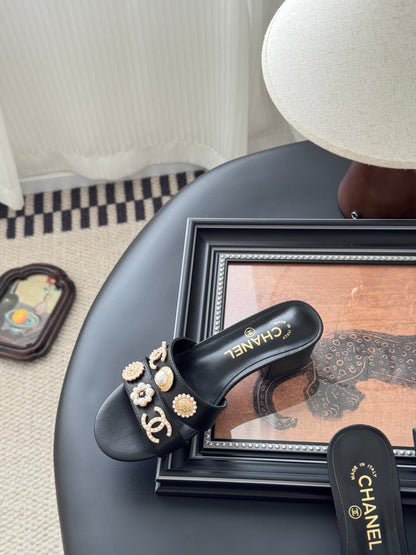 MULE SLIDE SANDALS IN BLACK LAMBSKIN WITH LOGO STICKER DETAIL