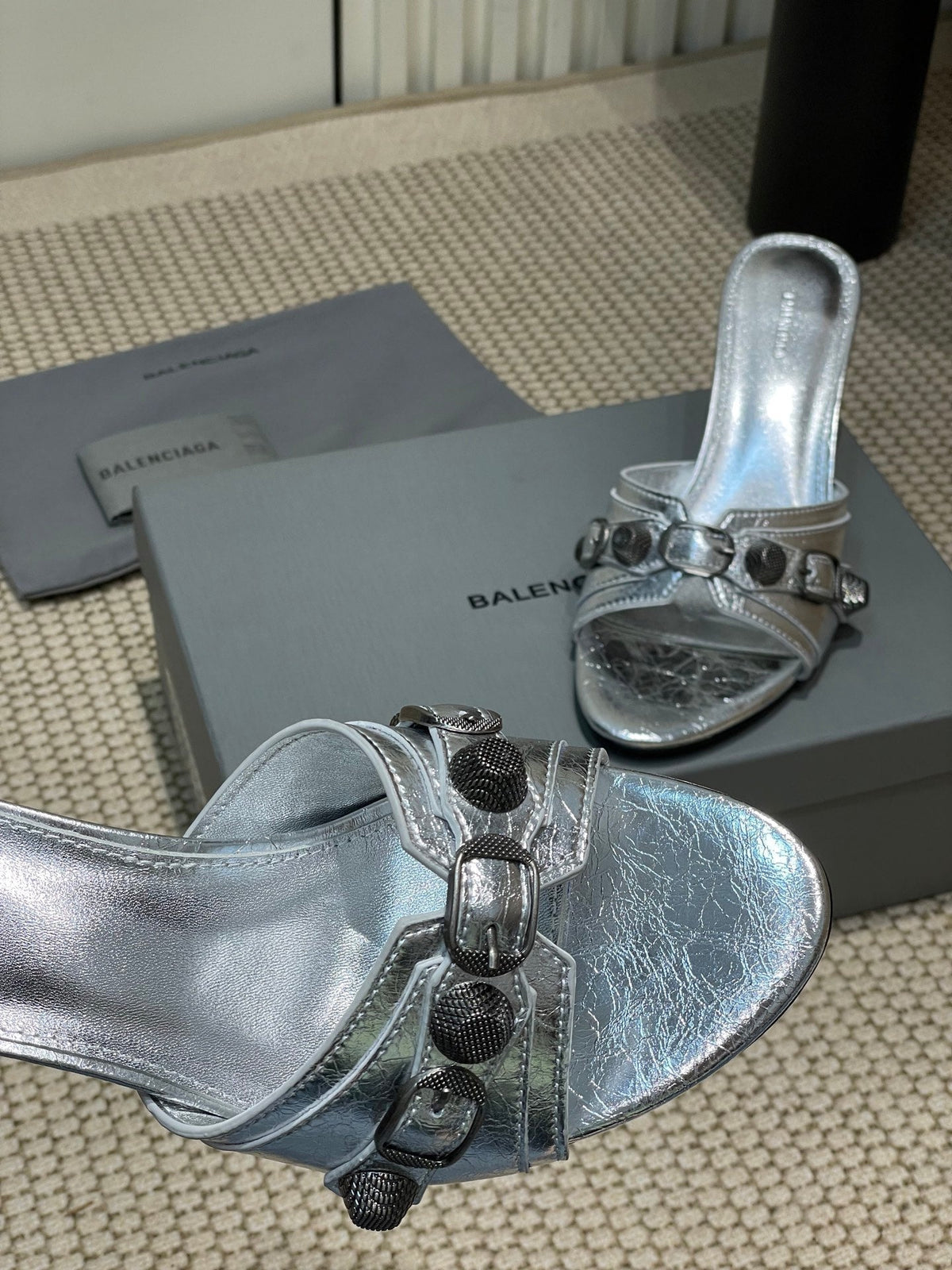 CAGOLE HIGH MULES IN SILVER OIL-WAX SHEEPSKIN