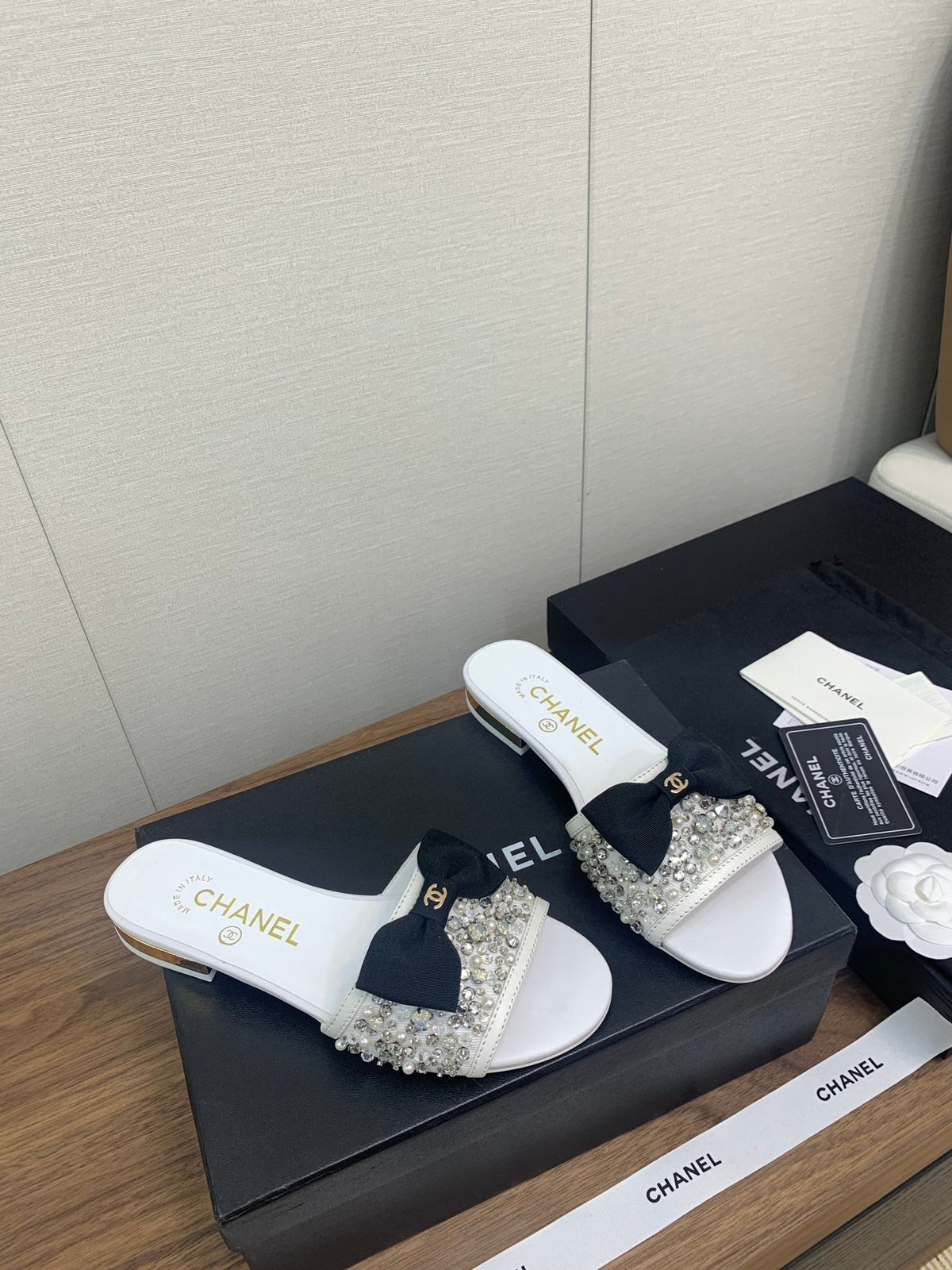 BOW SLIPPERS IN WHITE LAMBSKIN WITH RHINESTONES