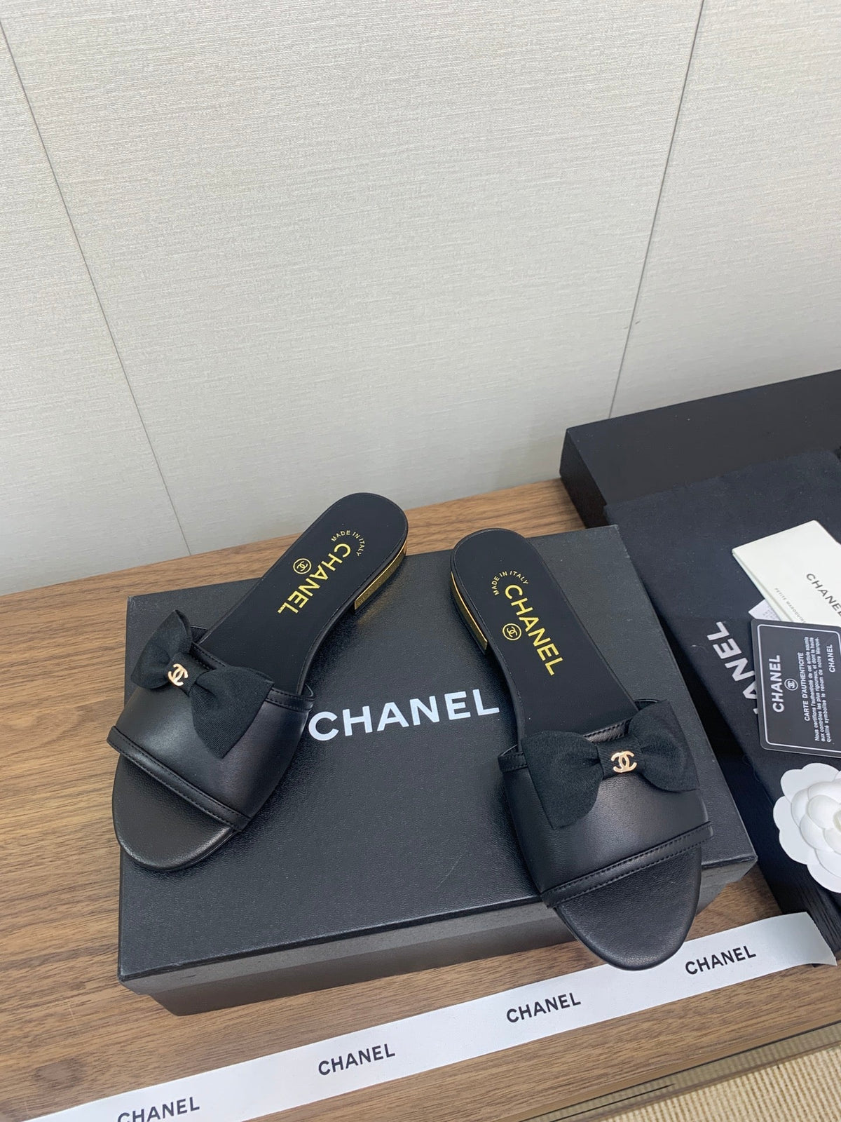 BOW SLIPPERS IN BLACK LAMBSKIN