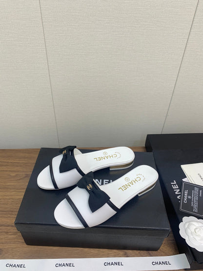 BOW SLIPPERS IN WHITE LAMBSKIN