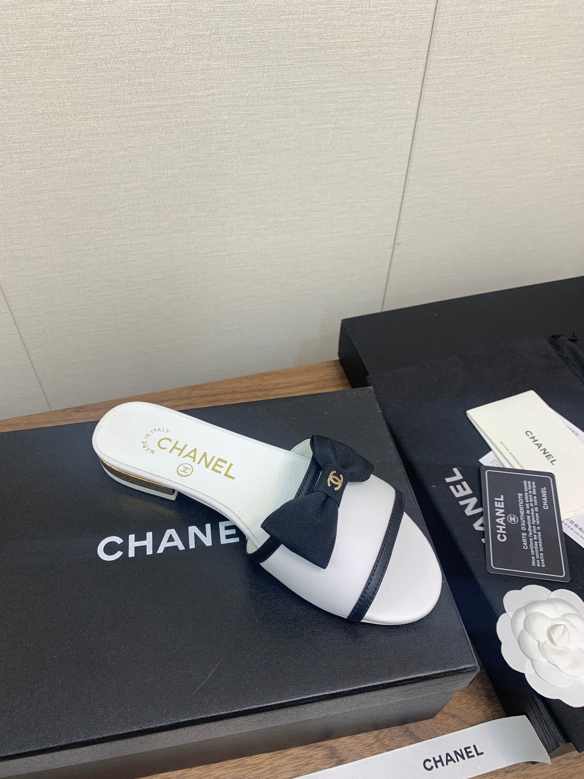 BOW SLIPPERS IN WHITE LAMBSKIN