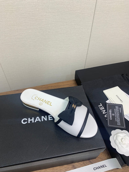 BOW SLIPPERS IN WHITE LAMBSKIN