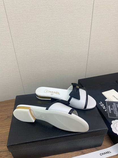 BOW SLIPPERS IN WHITE LAMBSKIN