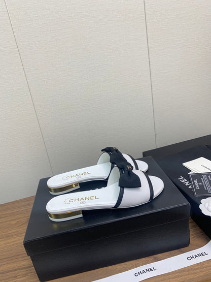 BOW SLIPPERS IN WHITE LAMBSKIN