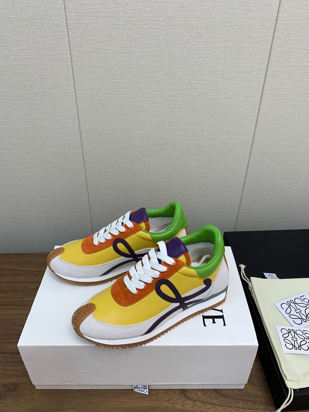 LW FLOW RUNNER SNEAKER LEMON-BRICK SUEDE