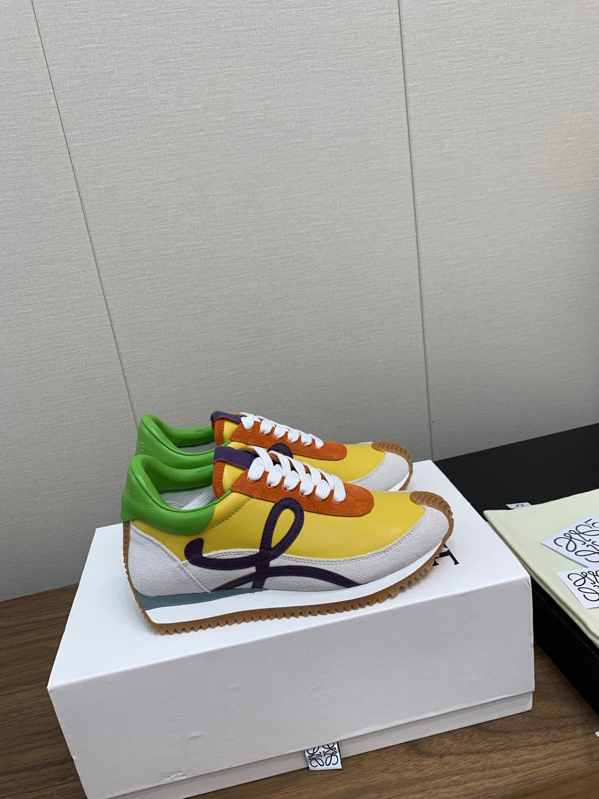 LW FLOW RUNNER SNEAKER LEMON-BRICK SUEDE