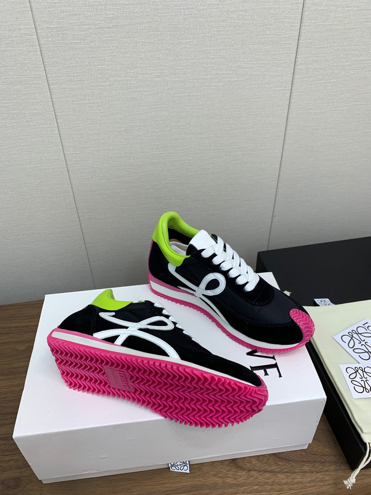 LW FLOW RUNNER SNEAKER BLACK-PINK SUEDE