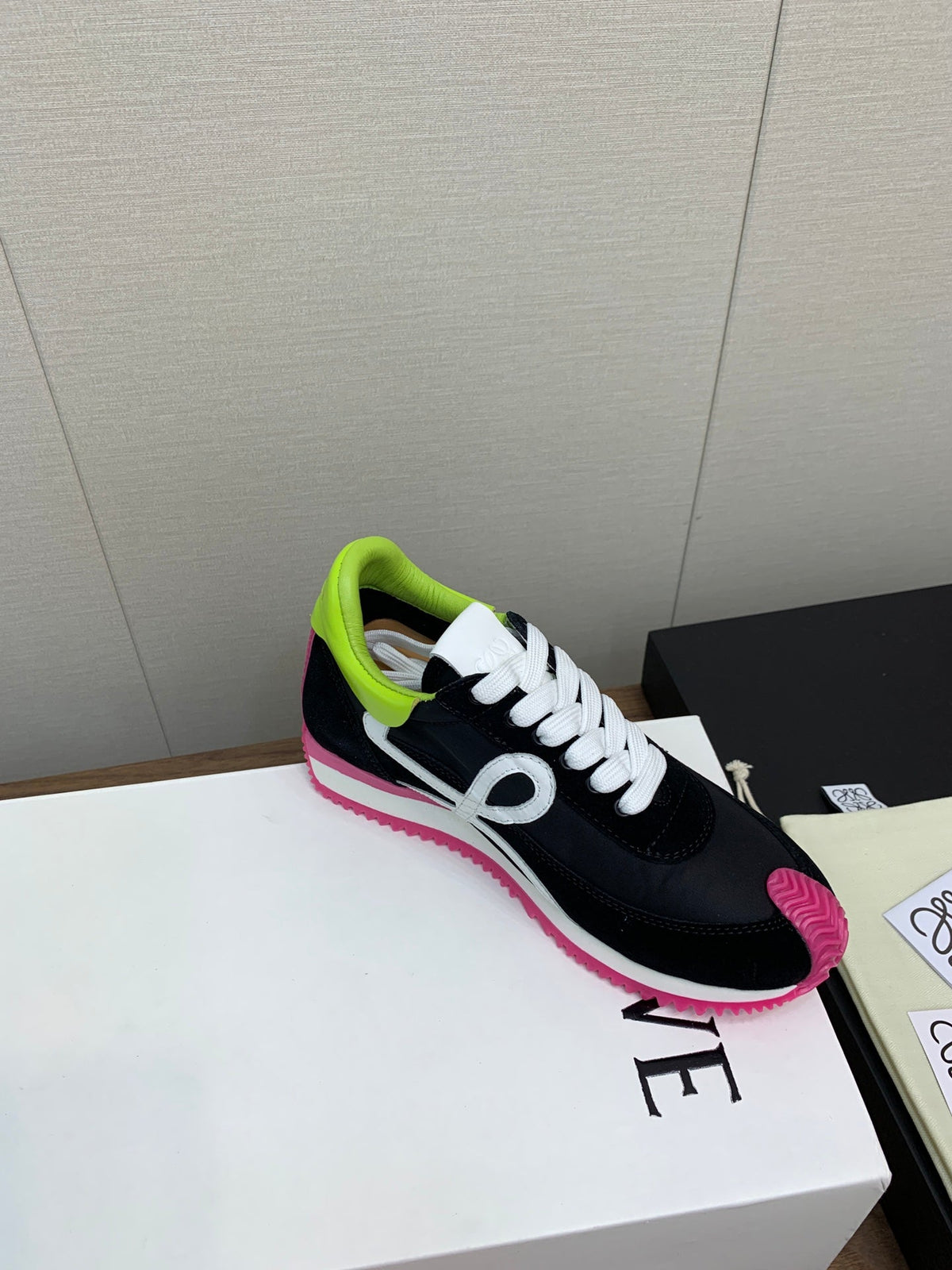 LW FLOW RUNNER SNEAKER BLACK-PINK SUEDE