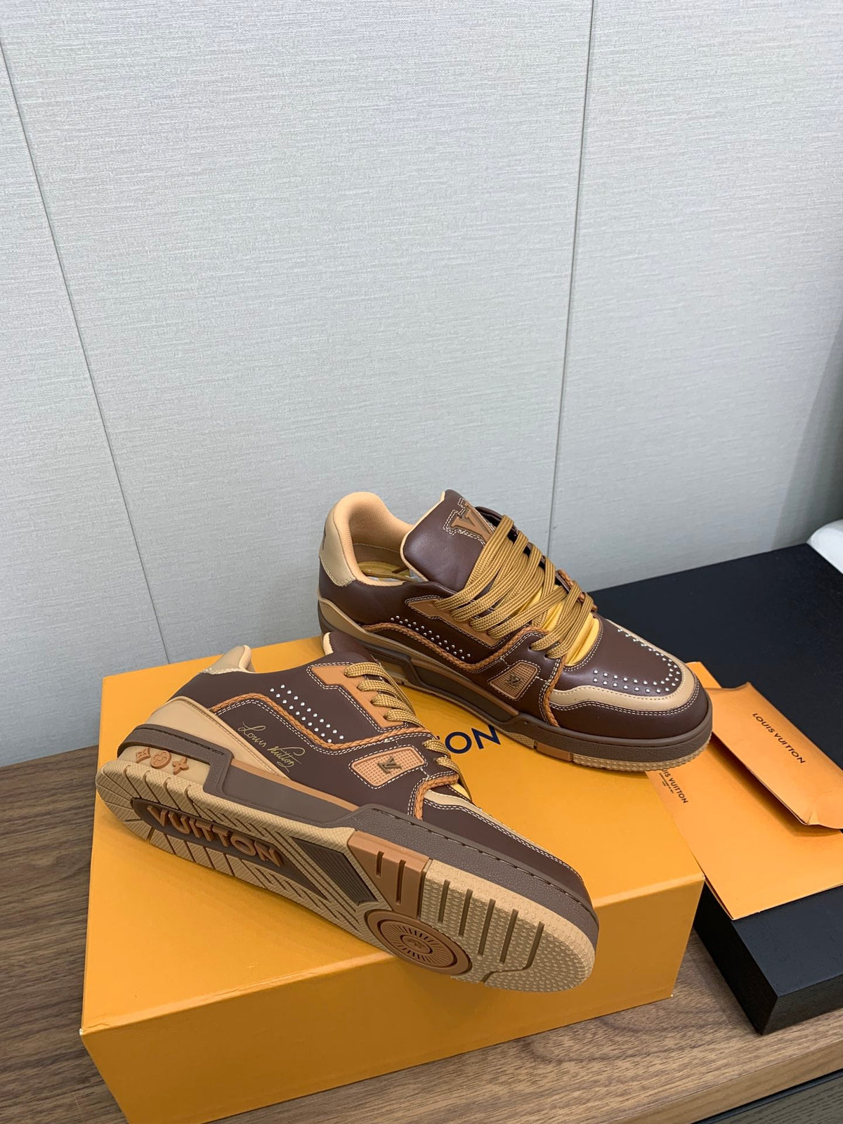LV WOMEN'S TRAINER IN MARRON CALFSKIN