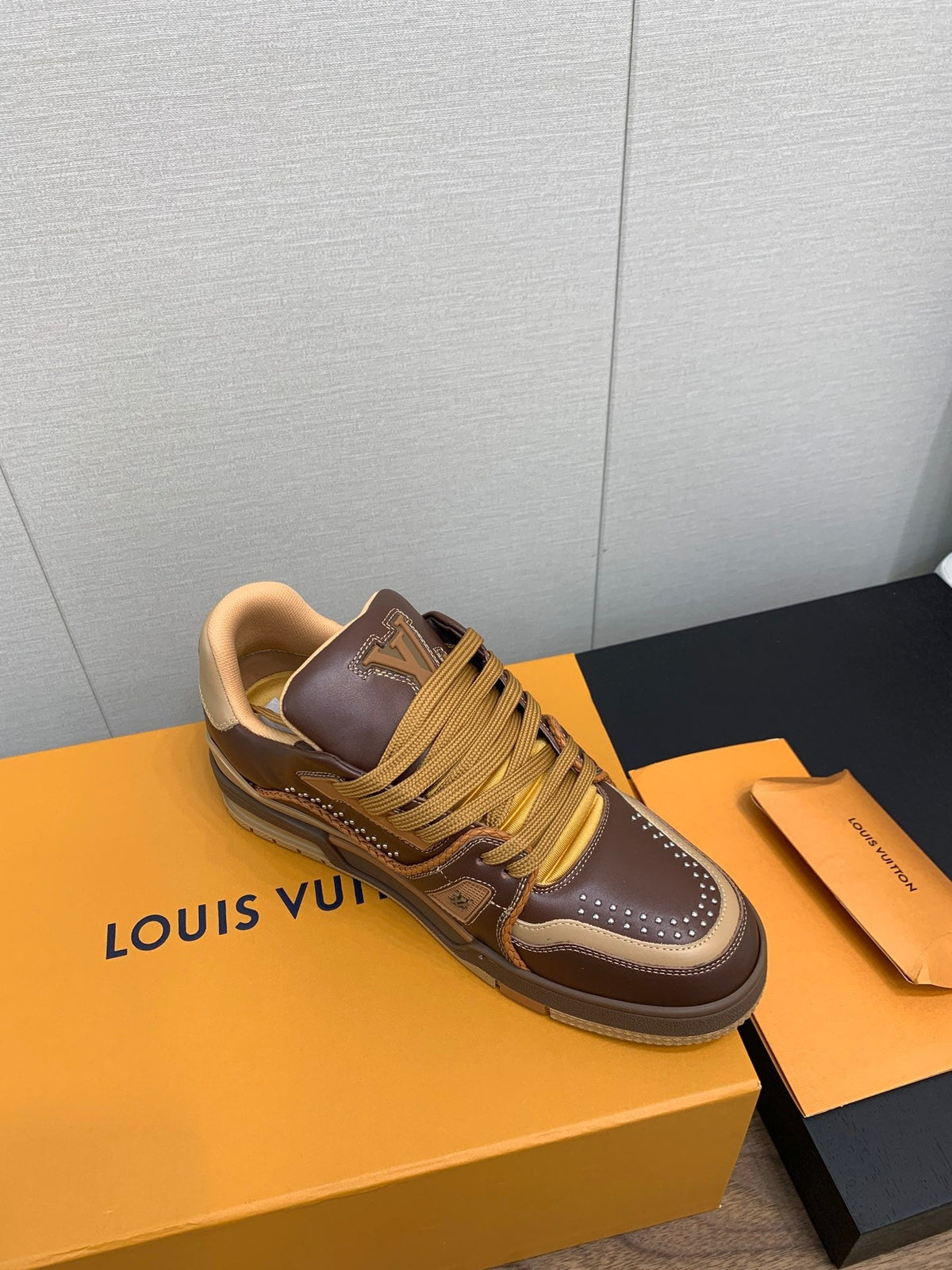 LV WOMEN'S TRAINER IN MARRON CALFSKIN