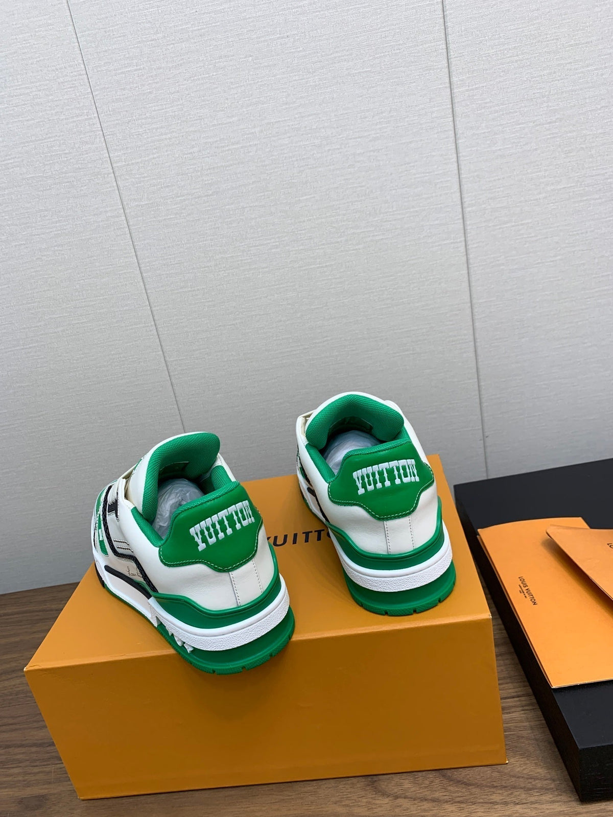 LV WOMEN'S TRAINER IN WHITE MIX GREEN CALFSKIN