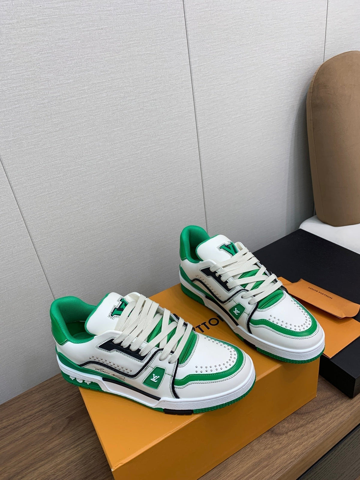 LV WOMEN'S TRAINER IN WHITE MIX GREEN CALFSKIN