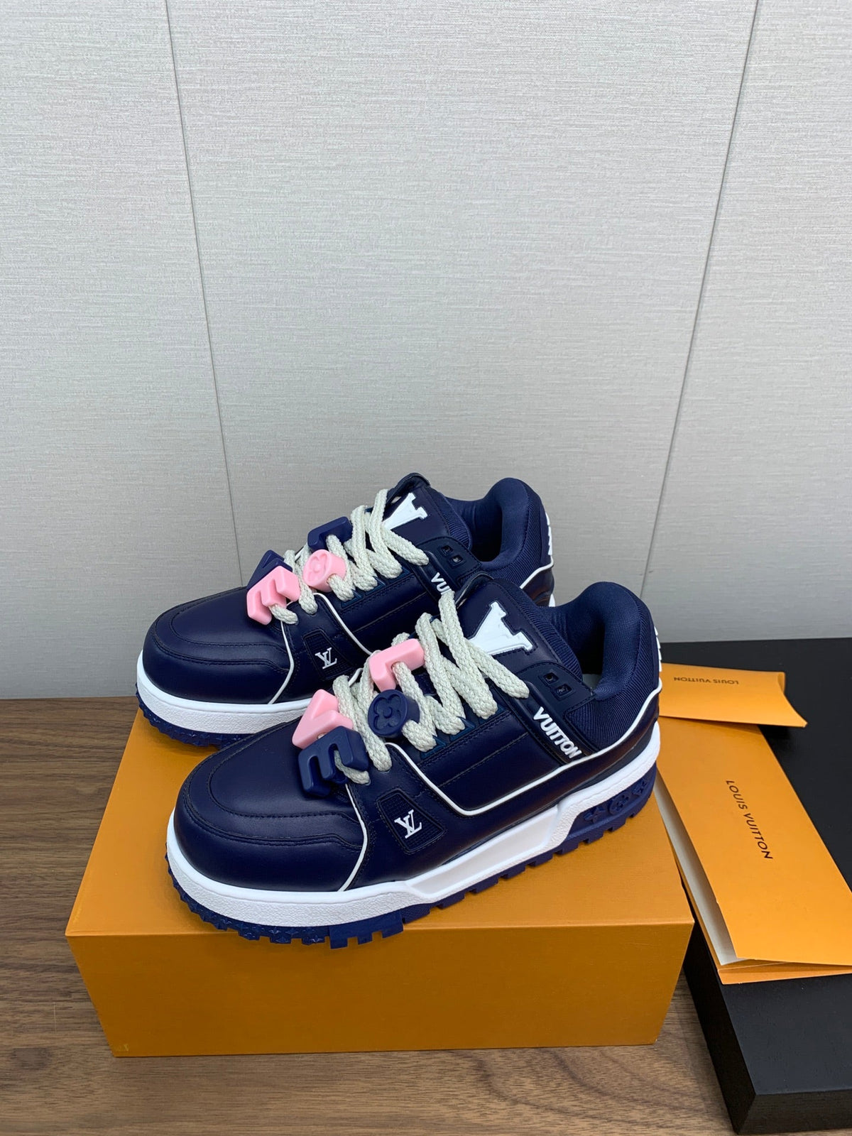 LV WOMEN'S TRAINER IN NAVY BLUE CALFSKIN