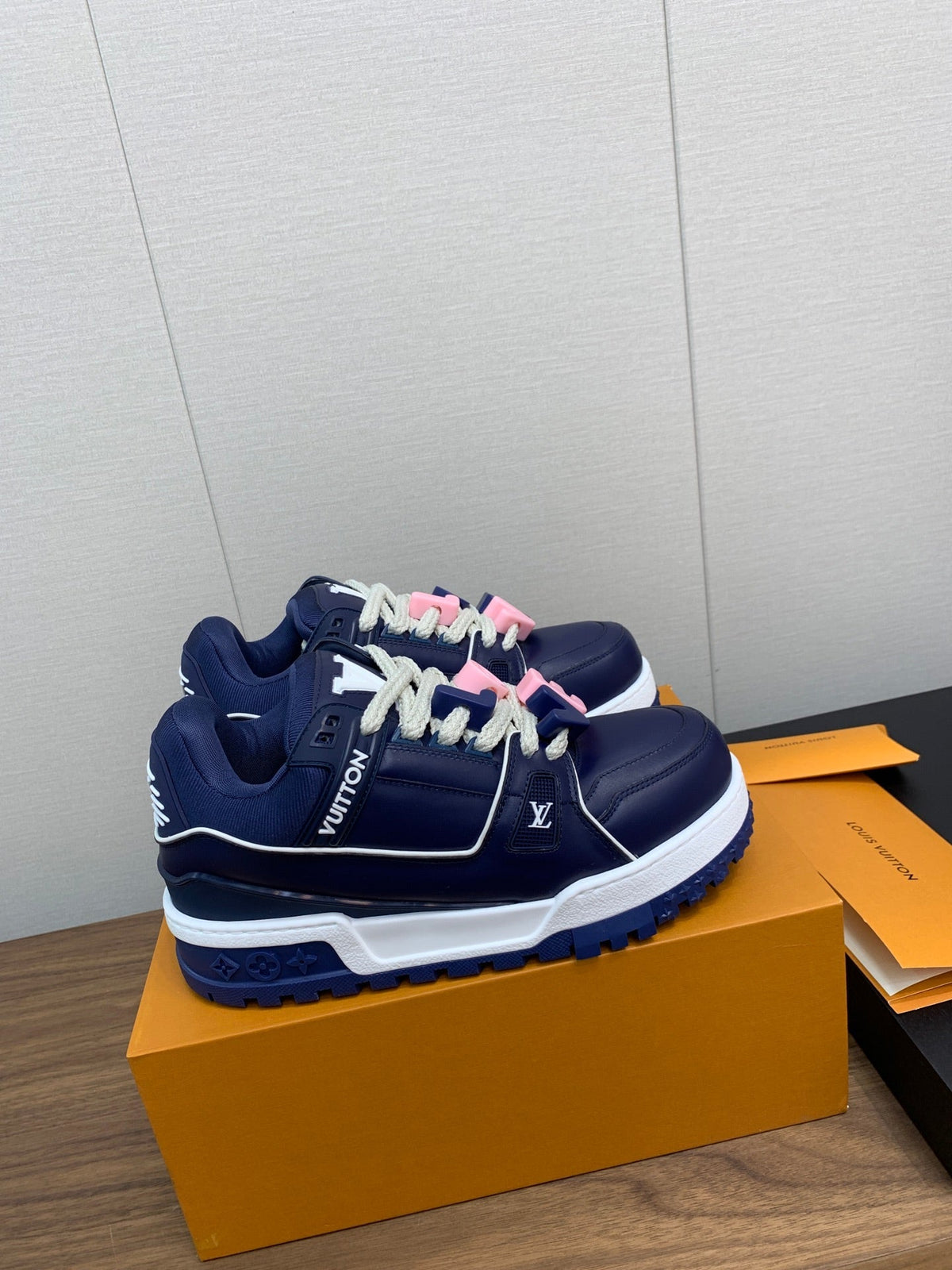 LV WOMEN'S TRAINER IN NAVY BLUE CALFSKIN