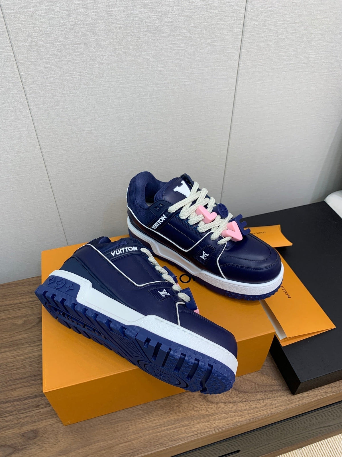 LV WOMEN'S TRAINER IN NAVY BLUE CALFSKIN