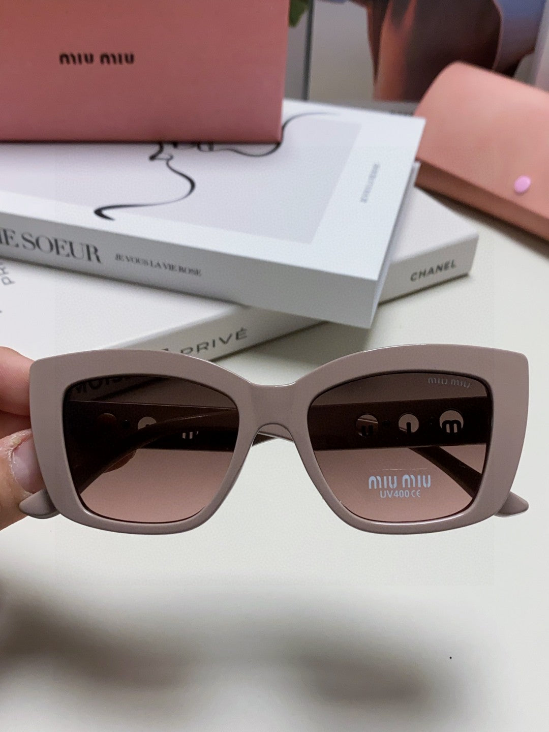 LOGO CAT EYE SUNGLASSES 513003 IN NUDE ACETATE