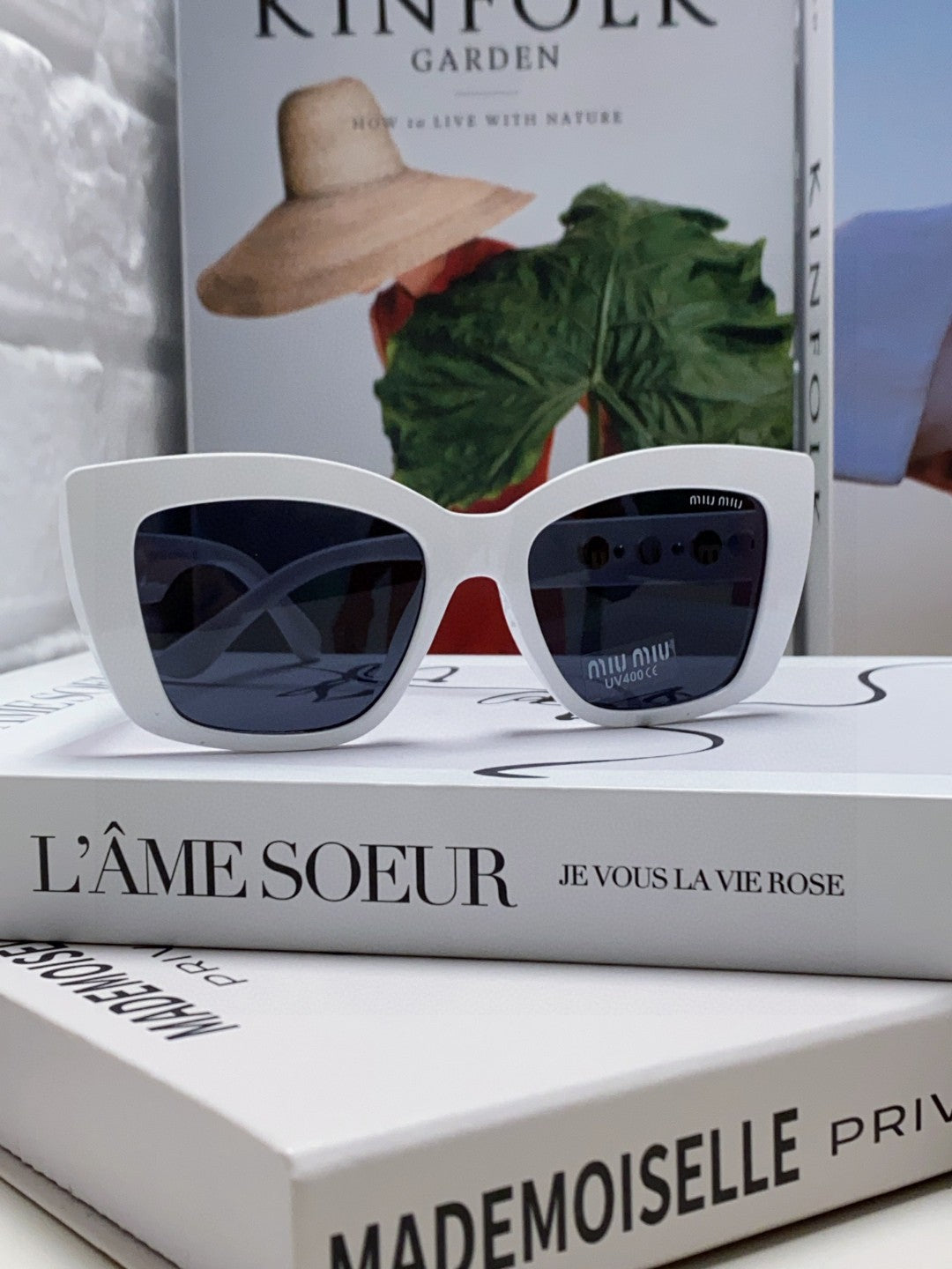 LOGO CAT EYE SUNGLASSES 513004 IN WHITE ACETATE