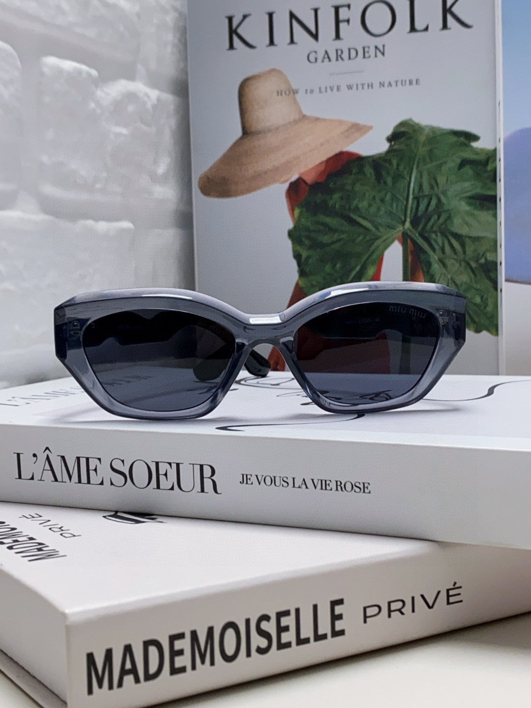 LOGO CAT EYE SUNGLASSES 513006 IN BLACK AND GREY CLEAR ACETATE WAVY FRAME