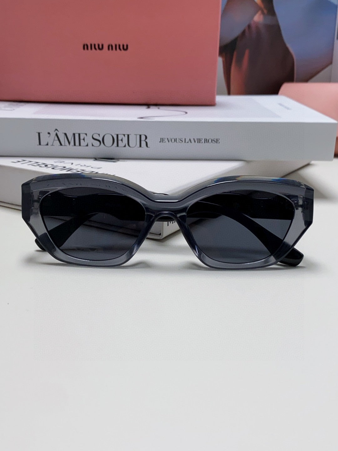LOGO CAT EYE SUNGLASSES 513006 IN BLACK AND GREY CLEAR ACETATE WAVY FRAME