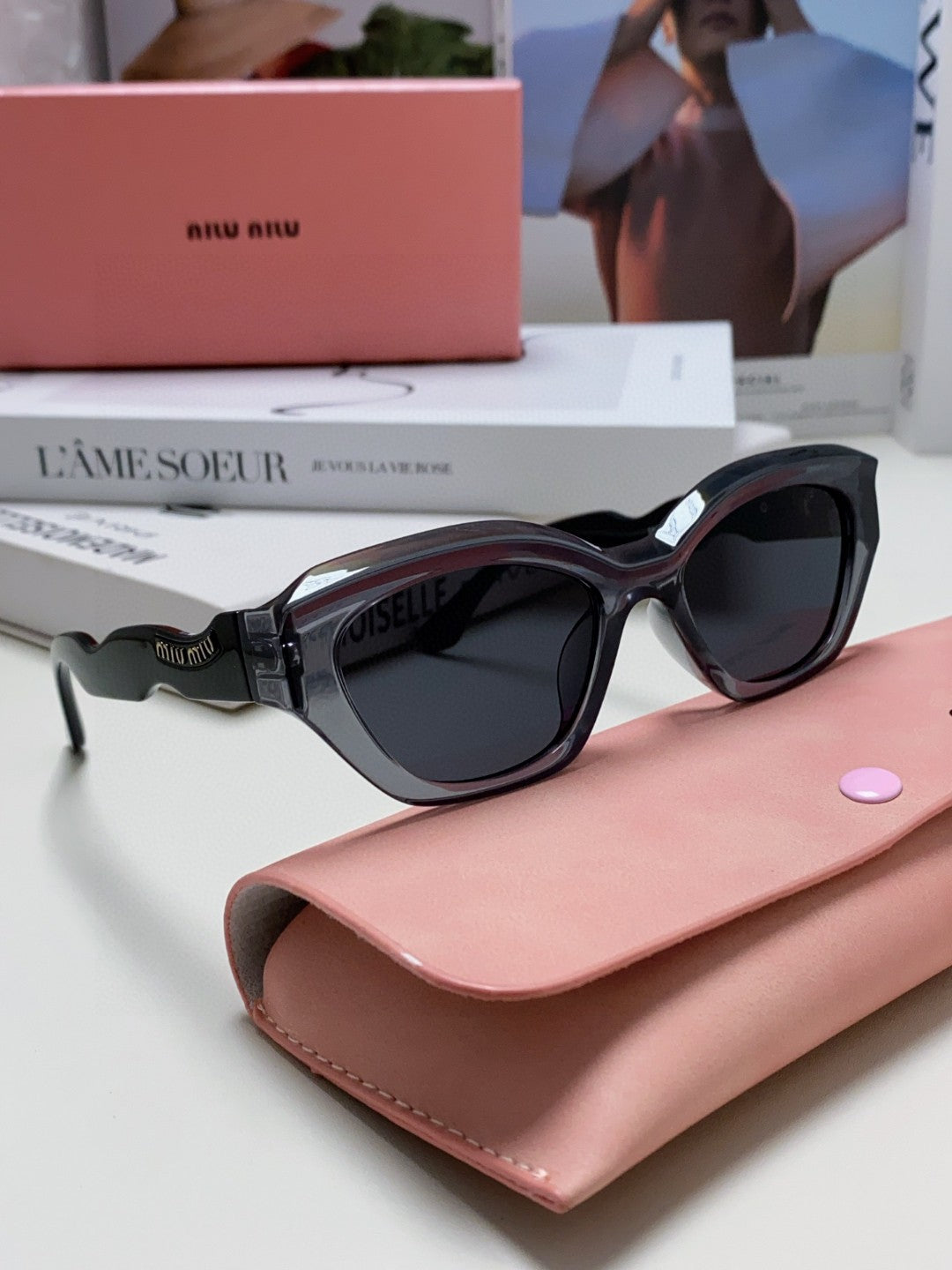 LOGO CAT EYE SUNGLASSES 513006 IN BLACK AND GREY CLEAR ACETATE WAVY FRAME