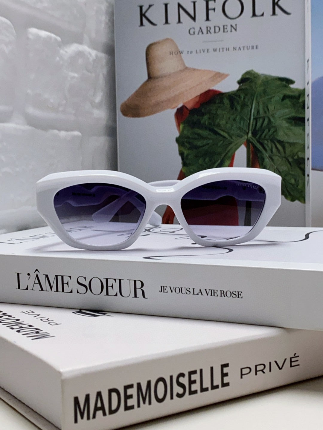 LOGO CAT EYE SUNGLASSES 513007 IN WHITE ACETATE WAVY FRAME