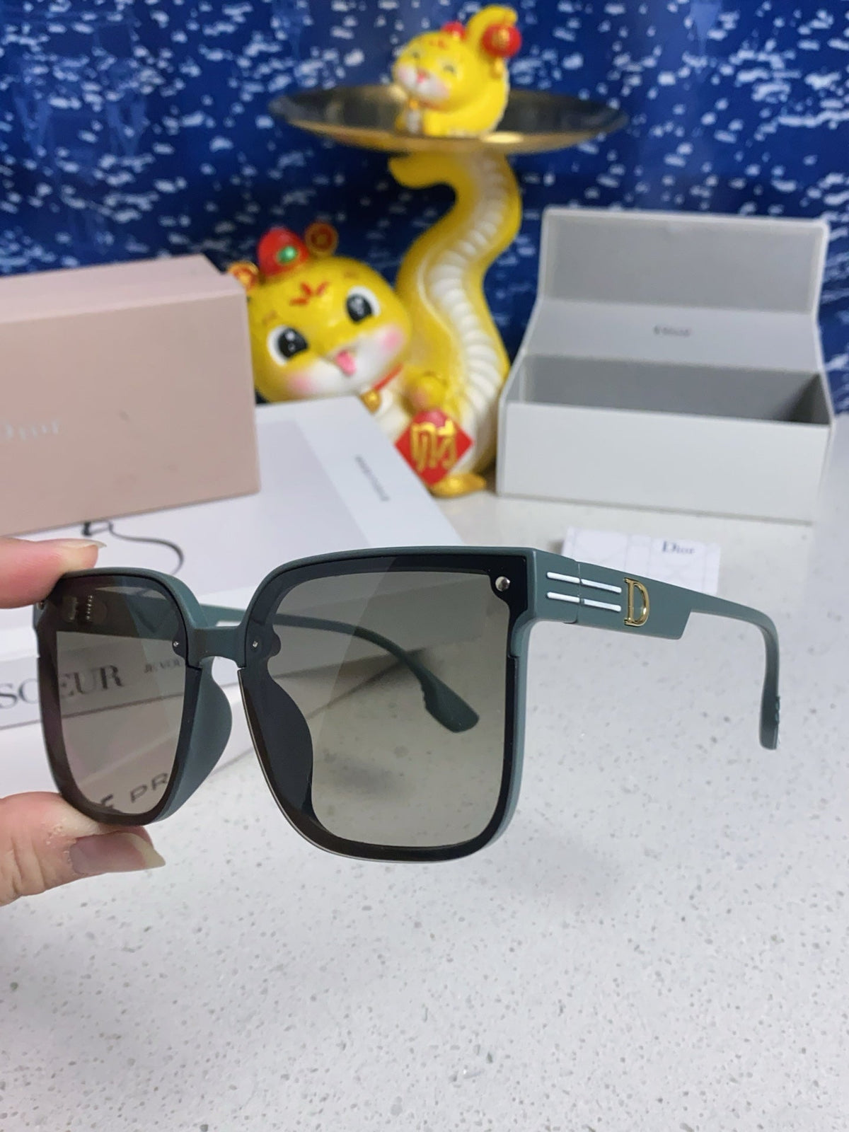 MONTAIGNE SUNGLASS 560860 IN TAN GREEN ACETATE