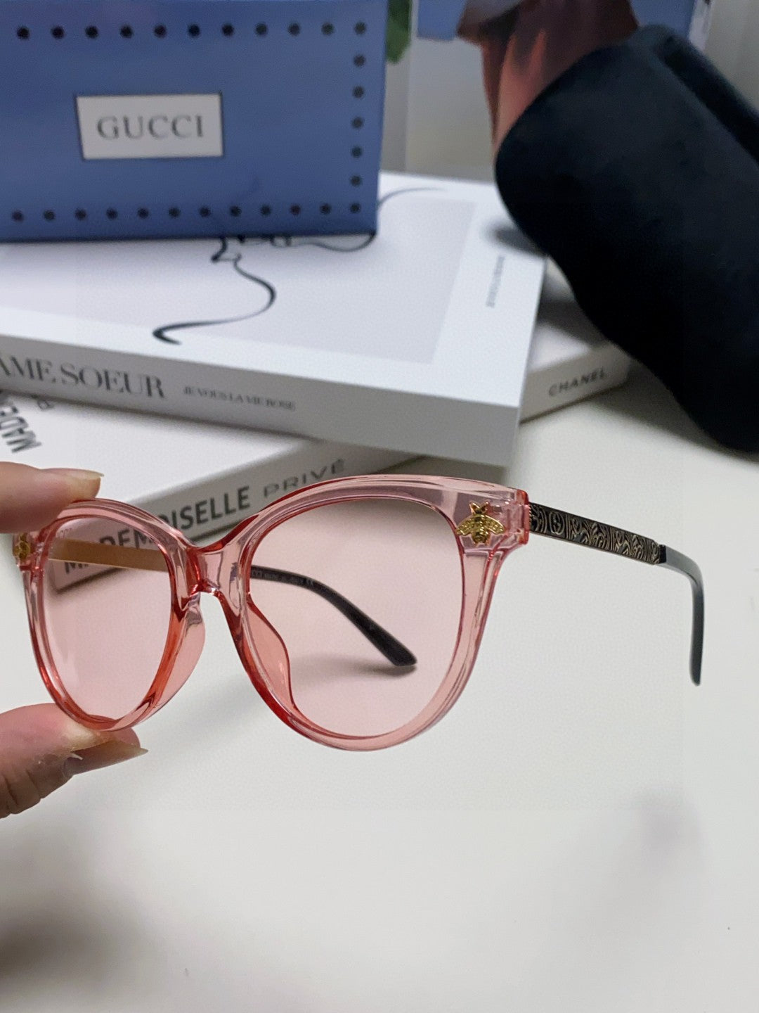 BEE EMBELLISHED BUTTERFLY FRAME SUNGLASSES 570242 IN ACETATE