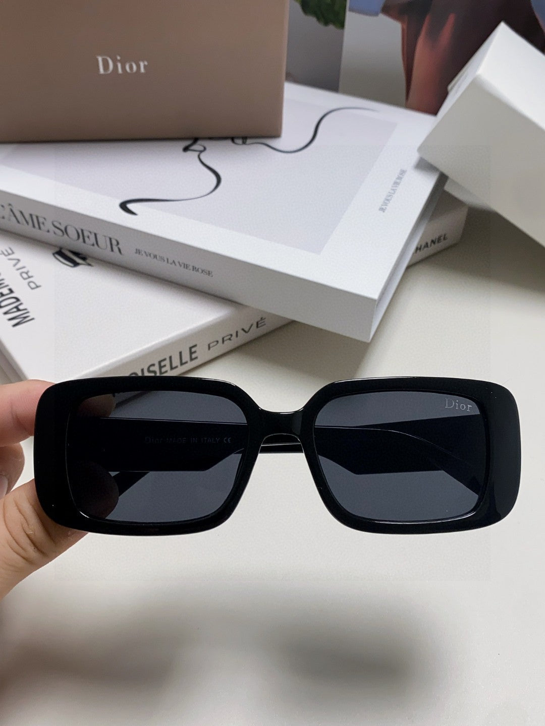 MONTAIGNE SUNGLASS 571596 IN BLACK ACETATE TEXT LOGO