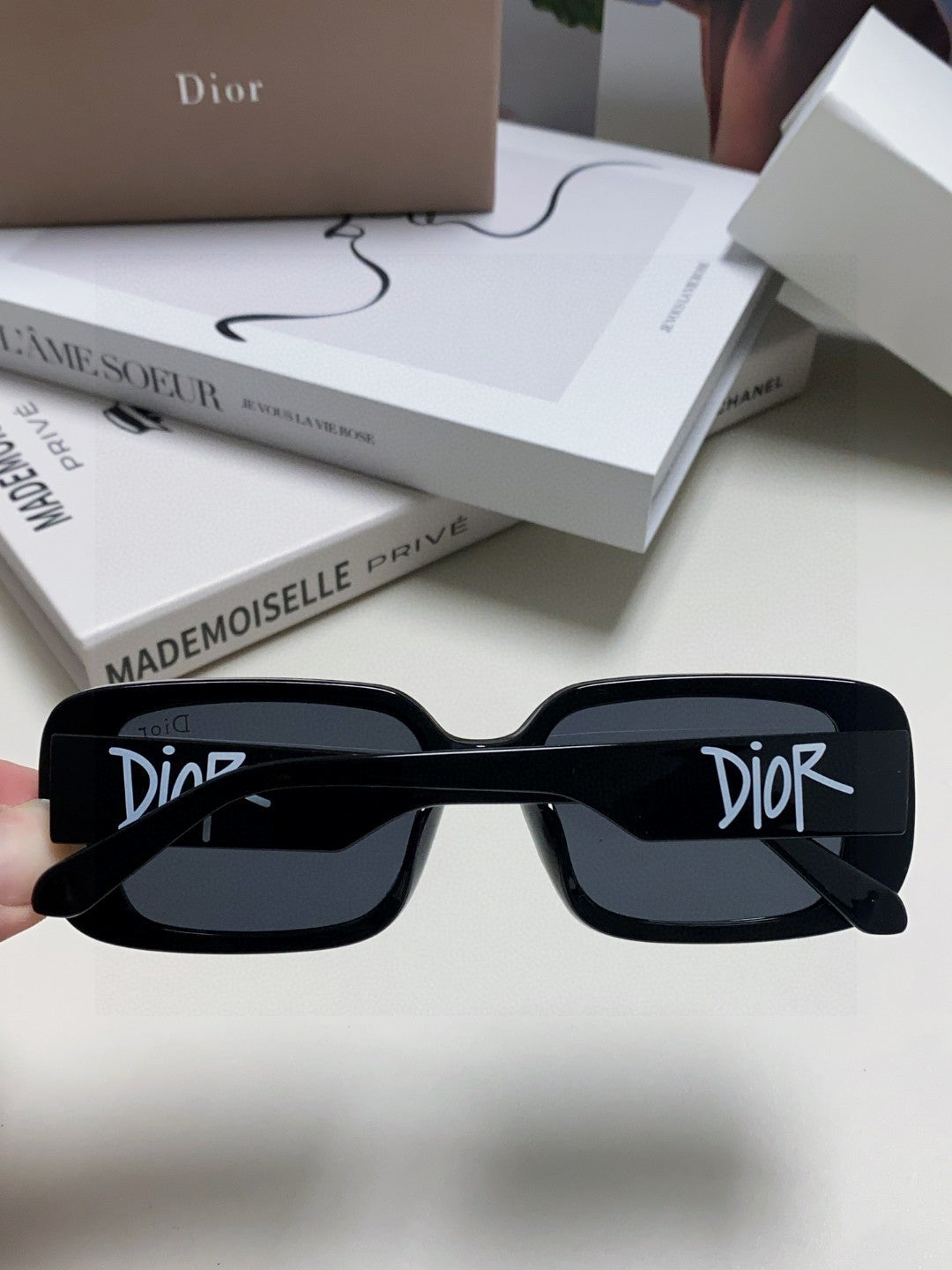 MONTAIGNE SUNGLASS 571596 IN BLACK ACETATE TEXT LOGO