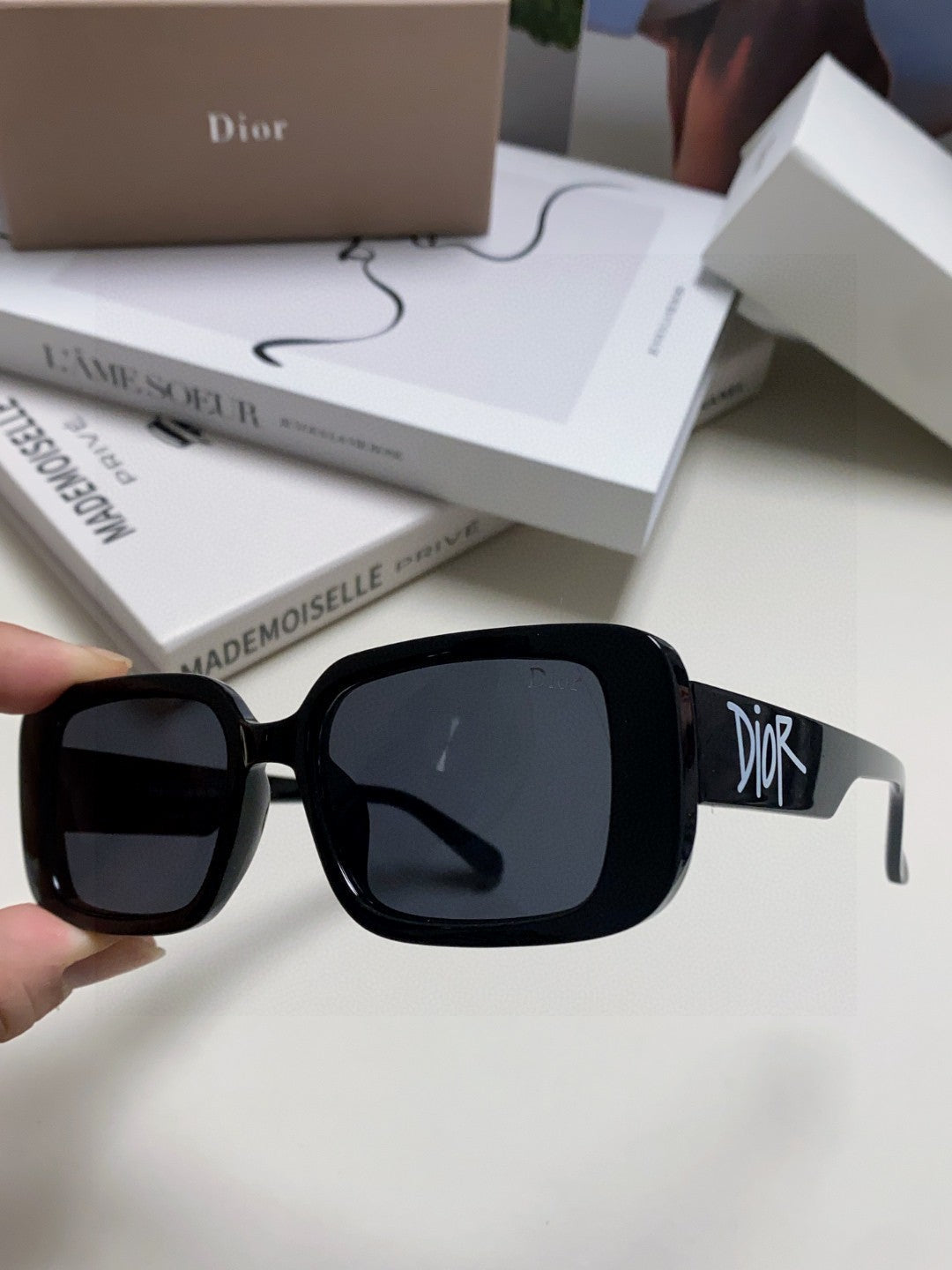 MONTAIGNE SUNGLASS 571596 IN BLACK ACETATE TEXT LOGO