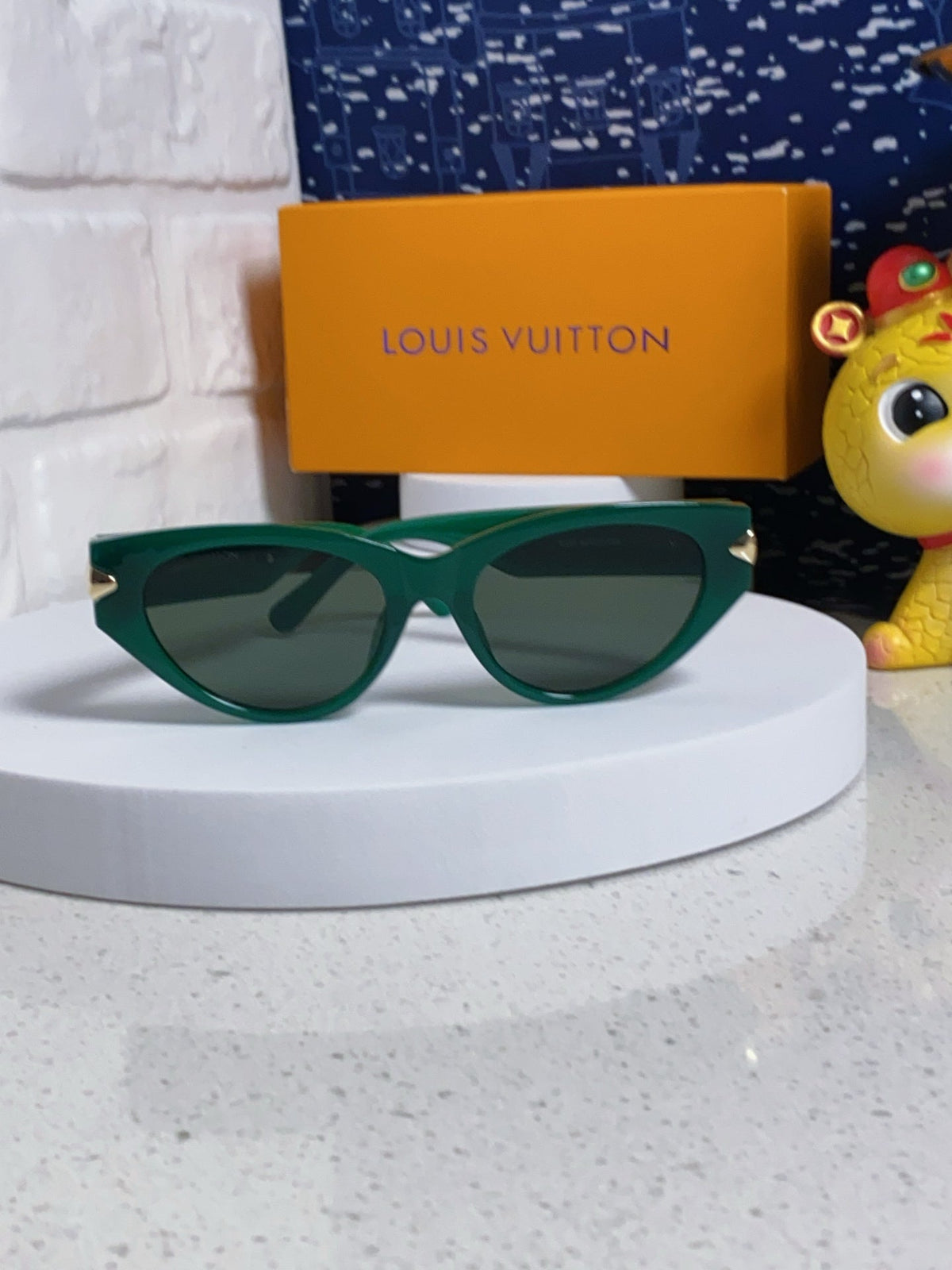 CAT EYE SUNGLASSES 576882 IN GREEN AND GOLD ACETATE