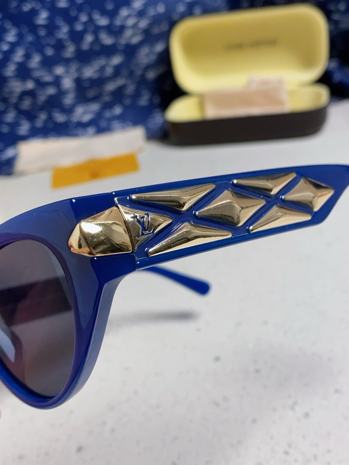 CAT EYE SUNGLASSES 576883 IN BLUE AND GOLD ACETATE