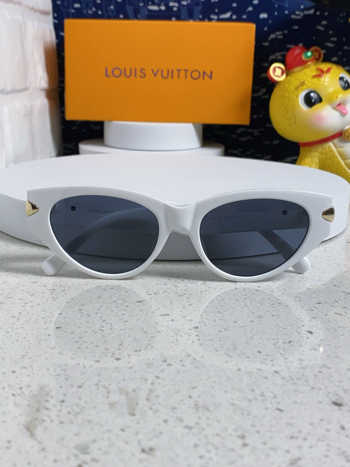 CAT EYE SUNGLASSES 576885 IN WHITE AND GOLD ACETATE