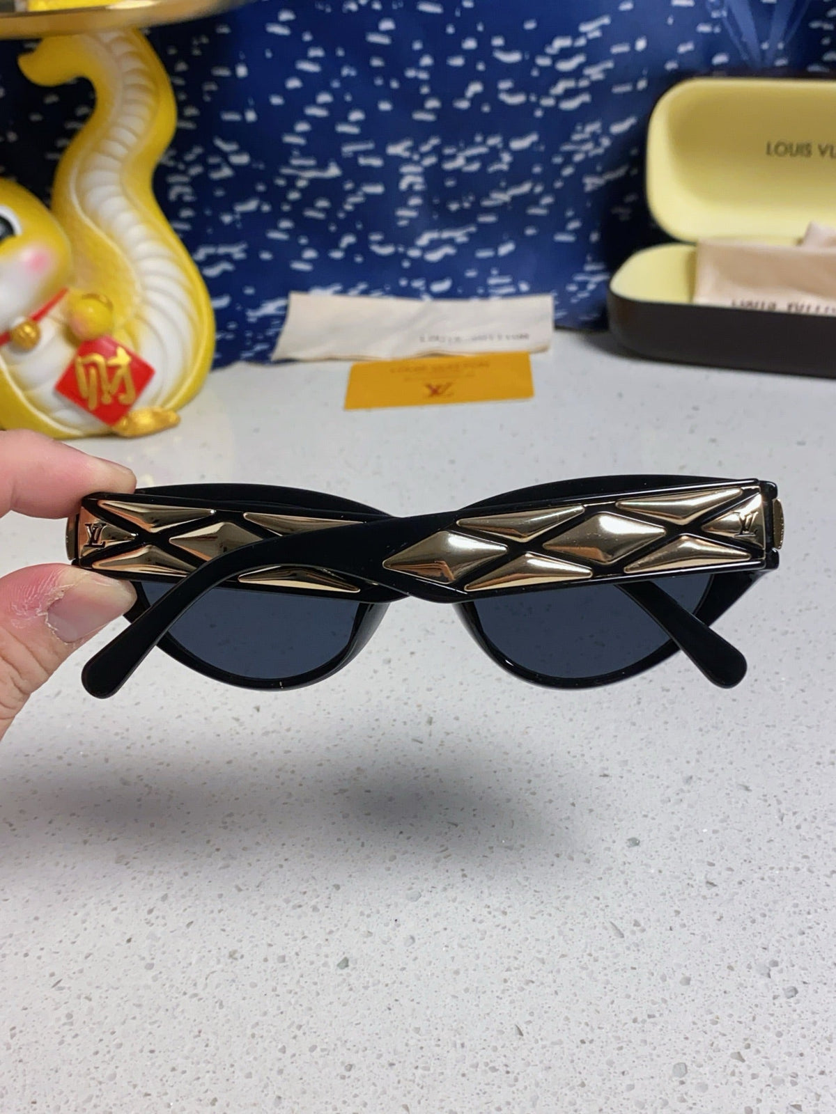 CAT EYE SUNGLASSES 576886 IN BLACK AND GOLD ACETATE