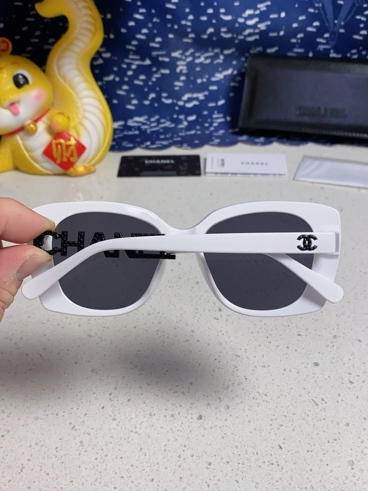 BUTTERFLY SUNGLASSES 641813 IN WHITE ACETATE BLACK METAL LOGO