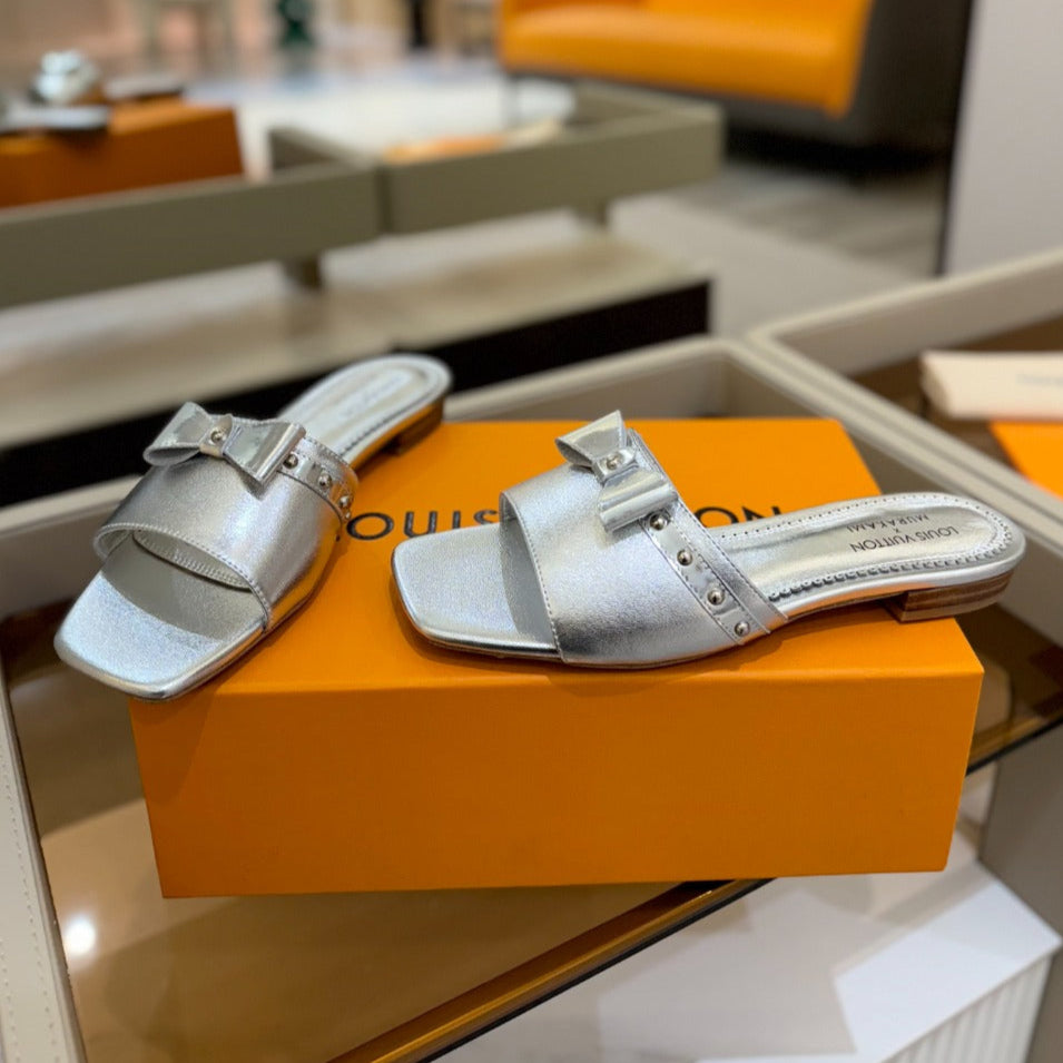 LV X TM 6AM FLAT MULE IN SILVER CALFSKIN