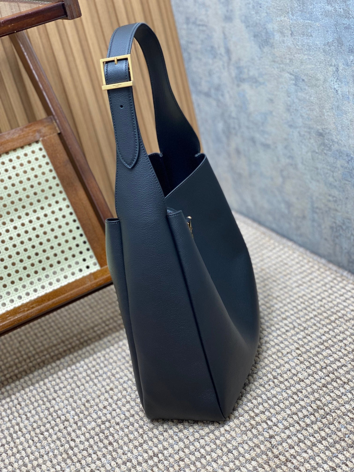 LE 5 À 7 LARGE SUPPLE BAG 31 IN NAVY BLUE CALFSKIN