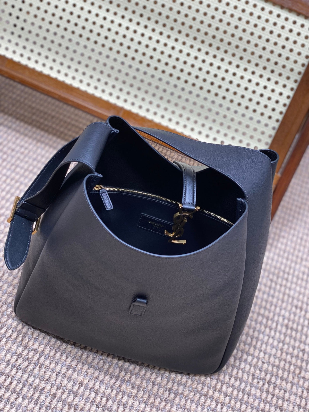 LE 5 À 7 LARGE SUPPLE BAG 31 IN NAVY BLUE CALFSKIN