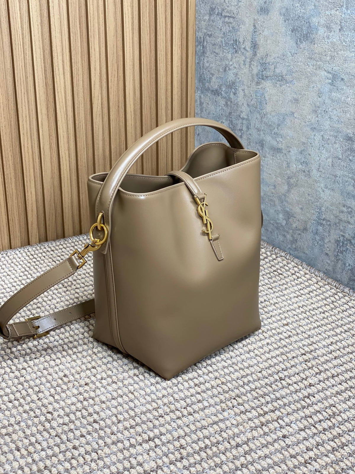 LE 37 MEDIUM BUCKET BAG 25 IN CEDAR BROWN CALFSKIN GOLD HARDWARE