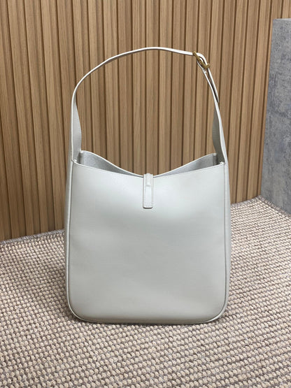 LE 5 À 7 LARGE SUPPLE BAG 31 IN WHITE CALFSKIN