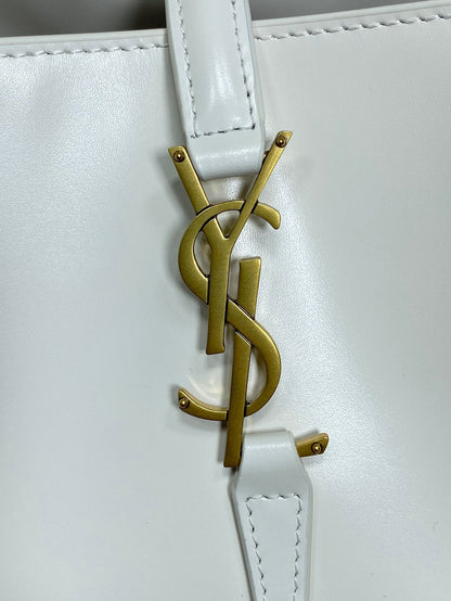 LE 37 MEDIUM BUCKET BAG 25 IN WHITE CALFSKIN GOLD HARDWARE