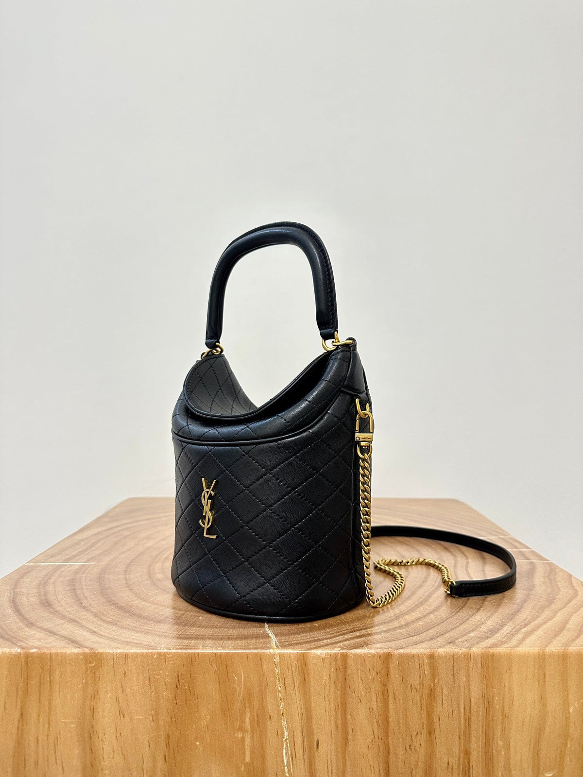 19 FLAP BUCKET BAG BLACK CALFSKIN
