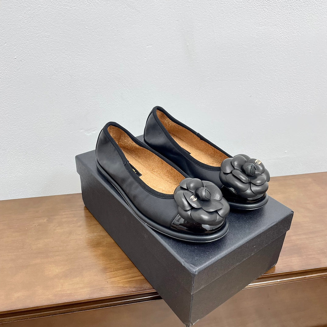 BALLET FLAT ROUND TOE IN BLACK SHEEPSKIN WITH FLOWER