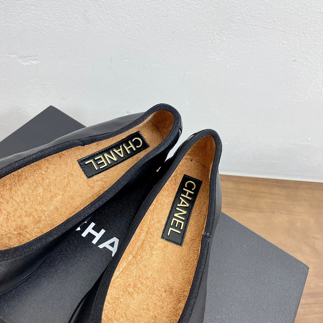 BALLET FLAT ROUND TOE IN BLACK SHEEPSKIN WITH FLOWER