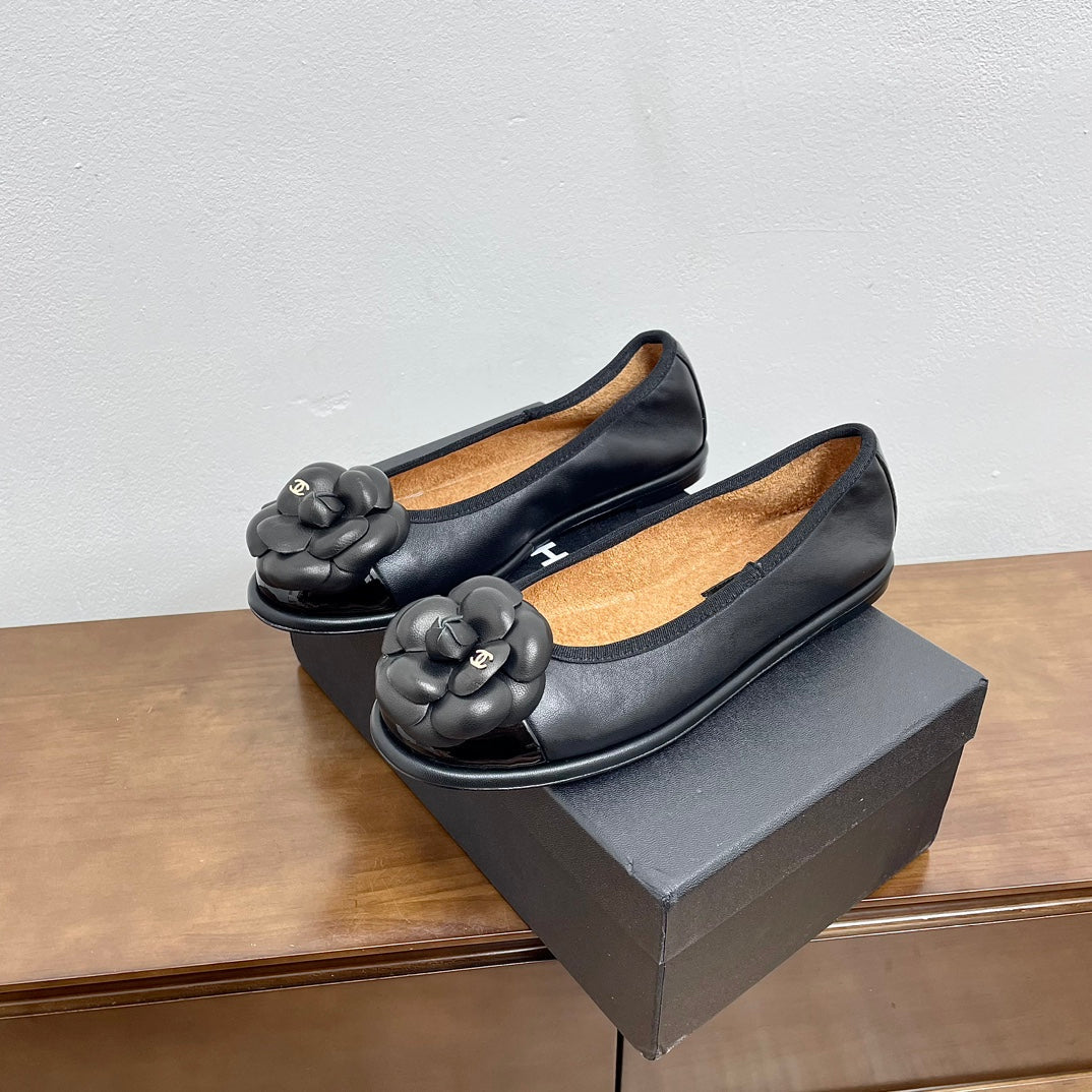 BALLET FLAT ROUND TOE IN BLACK SHEEPSKIN WITH FLOWER