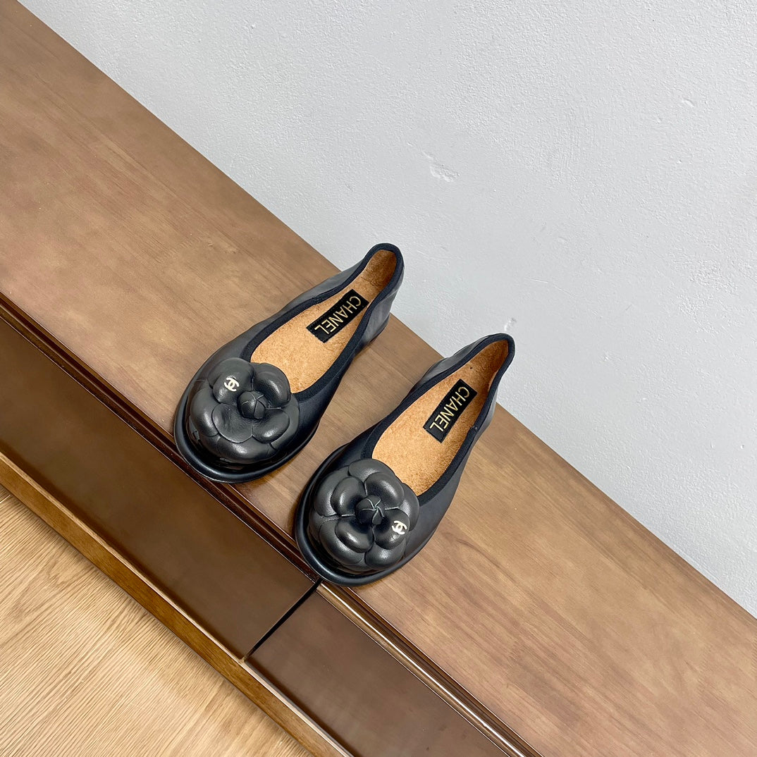 BALLET FLAT ROUND TOE IN BLACK SHEEPSKIN WITH FLOWER