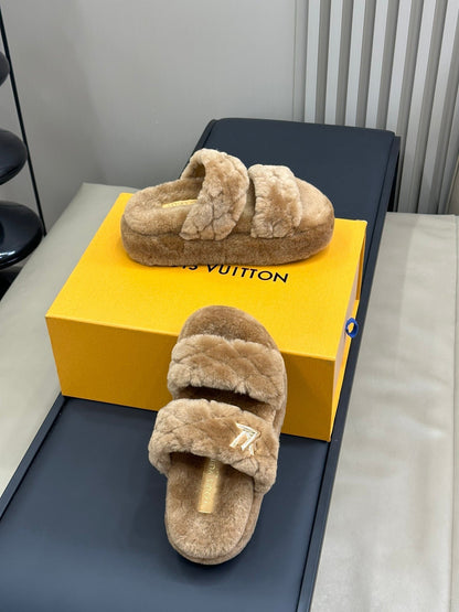 LV WOMEN'S DAD SANDAL MULE IN CAMEL BROWN FLEECE
